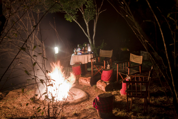 Mara Serena Safari Lodge: Stuhlkreis um Lagerfeuer