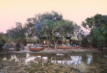 Molori Mashuma: Gemeinschaftszelt im Morgenlicht