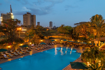 Nairobi Serena Hotel: Pool am Abend