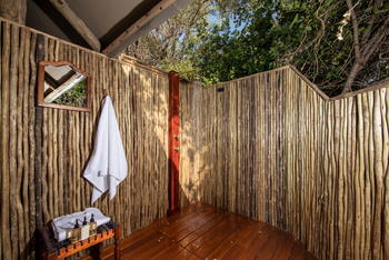 Shinde Lodge Shinde Lodge: Außendusche