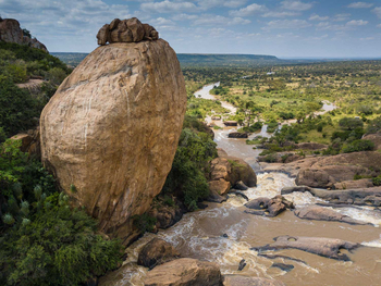 Siruai Exclusive Mobile Camp: Felsklötze im Fluss