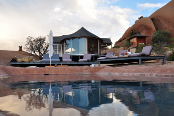 Spitzkoppen Lodge: Swimmingpool vor dem Hauptzelt