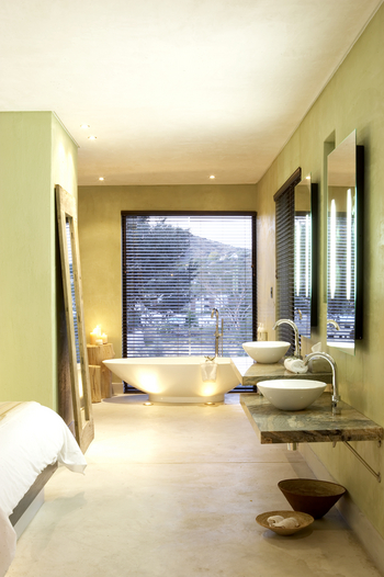 The Olive Exclusive: Badezimmer mit zwei Waschbecken und Badewanne