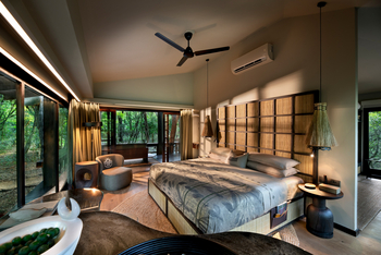 andBeyond Phinda Forest Lodge: Helles, organisches Schlafzimmer im Wald