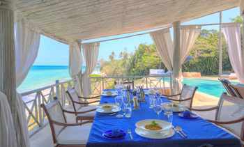 Alfajiri Villas Alfajiri Villas: Gedeckter Esstisch neben Pool Cliff Villa