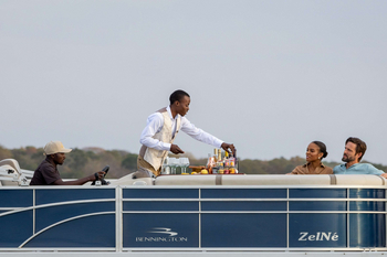 Anantara Tented Camp Kafue River: Butler serviert Cocktails auf luxuriösem Flusssafari-Boot