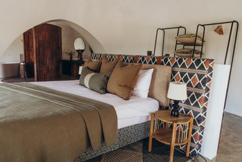 Asanja Nyasirori: Doppelbett