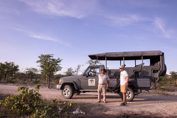 Etosha Oberland Lodge Etosha Oberland Lodge: Guide mit Gast