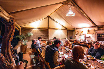 Laikipia Wilderness Camp: Gäste im Essbereich