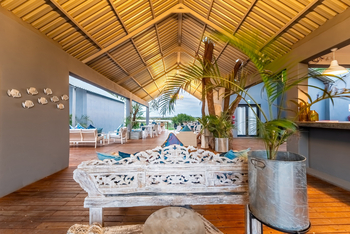 Lenyebi River Lodge: Bank in der Lobby