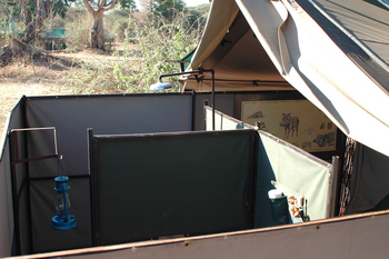 Mdonya Old River Camp: Halboffenes Bad