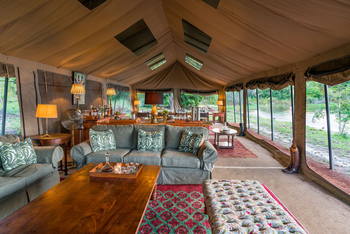 Papa's Camp: Lounge und Speisebereich