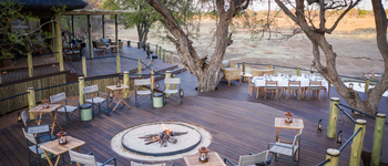 Puku Ridge Camp: Deck mit Fire Pit