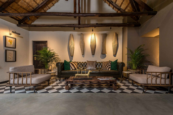Sabi Sabi Bush Lodge: Chesterfield-Sofa mit Zebrakissen im Lounge-Bereich