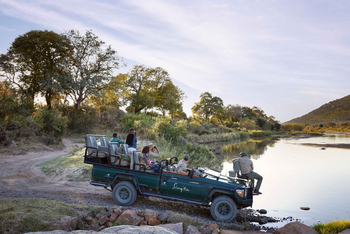 Singita Castleton: Gäste auf Pirschfahrt am Flussufer