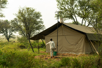Ubuntu Migration Camp: Gästezelt - Eimerdusche
