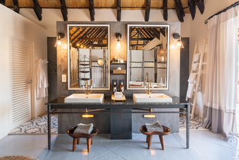 Villa Mushara: Doppelwaschtisch