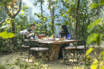 Kanha Jungle Lodge: Frühstück im Garten