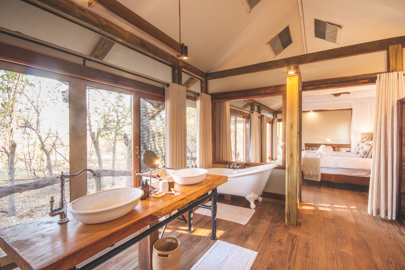 Kwara Camp Kwara Camp: Doppelwaschtisch und Wanne