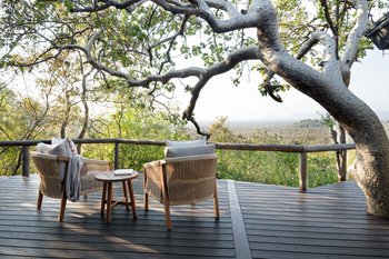 Madikwe Hills Private Game Lodge: Zwei Sessel auf Holzdeck im Sonnenlicht