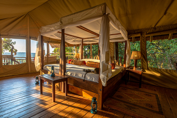 Mihingo Lodge: Morgensonne auf dem Bett