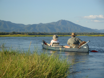 Ruwesi Canoe Trail Ruwesi Canoe Trail: Blick zum sambischen Zambezi Escarpment