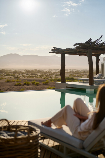 Sanctuary Okahirongo Elephant Lodge: Am Pool liegen