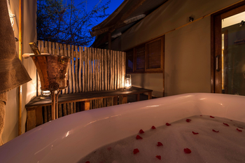 Toka Leya Camp Toka Leya Camp: Badewasser mit Rosenblüten