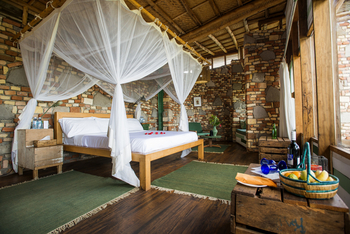 Volcanoes Kyambura Gorge Lodge: Doppelbett und Obstkorb