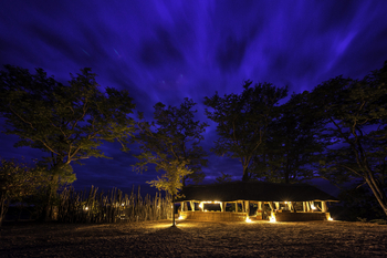 Zungulila Bushcamp: Hauptgebäude bei Nacht
