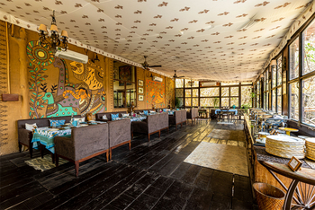 Bamboo Forest Safari Lodge: Holzdielen im Wintergarten