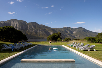 Coot Club: Club House - Pool vor den Bergen