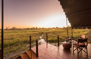 Duke's Camp: Wasserlauf vor einem Gästezelt