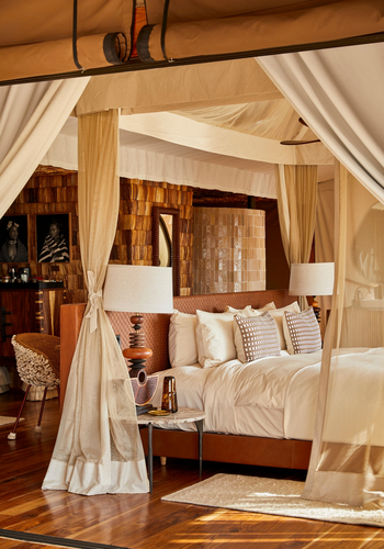 Laba Grumeti Art Lodge: Bett mit Moskitonetz