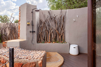 Little Madikwe Hills: Offene Dusche mit rustikaler Holzwand