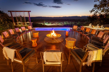 Madikwe Hills Private Game Lodge: Feuerstelle am Pool