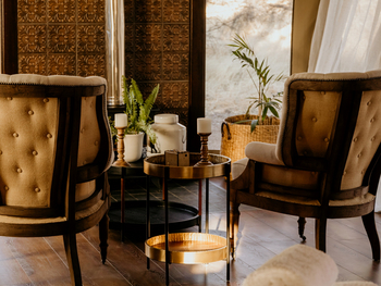 Otjiwa Thornbush Tented Camp: Elegante Bush-Lounge mit Samtsesseln und Kerzen