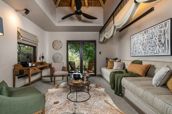 Sabi Sabi Bush Lodge: Gemütlicher Lounge Bereich mit Kissenensemble
