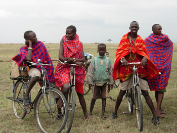 Saruni Mara Camp: Junge Männer mit Fahrrädern