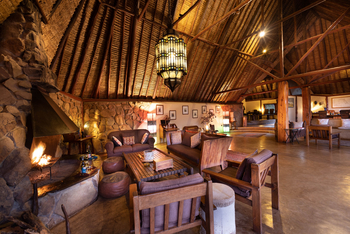 Saruni Mara Camp: Lounge und Kamin