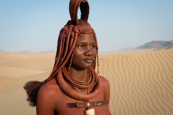 Serra Cafema Serra Cafema: Himba Frau in der Wüste