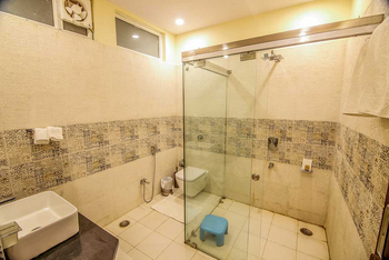 Syna Tiger Resort: Tribal Cottage - Dusche