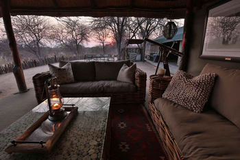 Tuskers Bush Camp: Teleskop in der Lounge