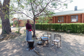 Boteti River Camp: Köchin in Khumaga