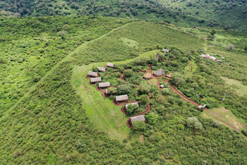 Crater Forest Tented Camp: Luftaufnahme grüner Busch mit Strohdächern