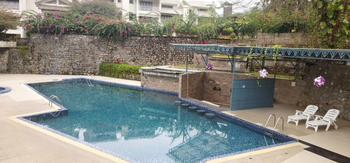 IORA The Retreat: Pool und Liegestühle