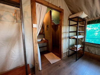 Kala Camp: Gästezelt - Eingang zum Bad