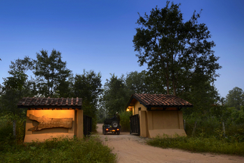 Kanha Earth Lodge: Einfahrt