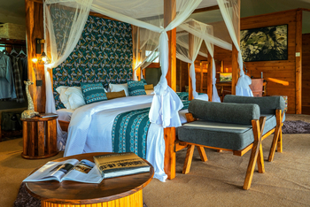 Kaskaz Mara Camp: Doppelbett und Ablage