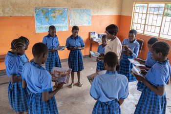 King Lewanika Lodge: Schüler stehen im Kreis